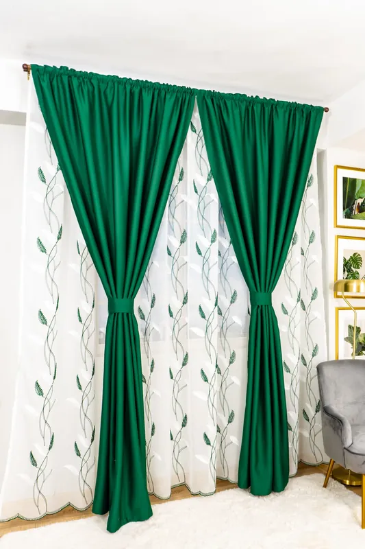 Promoție Set Trivoli - Perdea din In Lauri Verde cu Alb si Draperie Blackout Verde Smarald