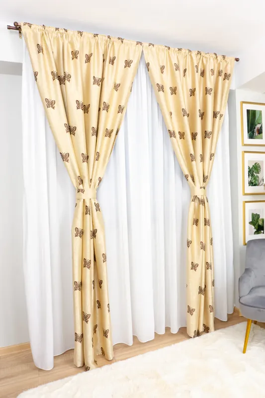 Lichidare de stoc Set Zelda - Perdea Alba Voal PERD007_300x245_D1_20_ATL si Draperii Blackout Cappuccino cu Fluturasi - BOTD020_100X245_A1_01_ATL cu Rejansa Set_ATL